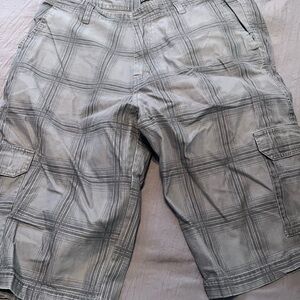 Elan Men's Gray Checkered Cargo Shorts